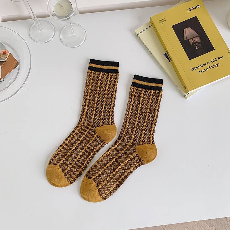 Brown retro flower breathable mid-tube women's socks